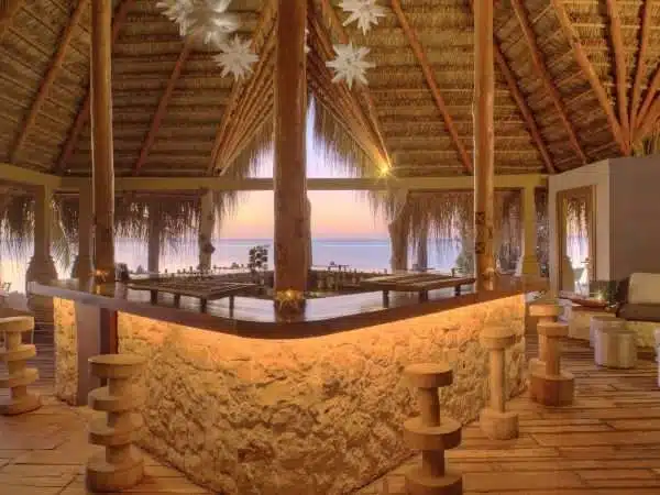 10.-Azura-Benguerra-Star-Bar-landscape-600x450