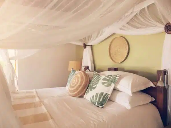 2.-AZURA-BENGUERRA-airy-light-bedrooms-600x450