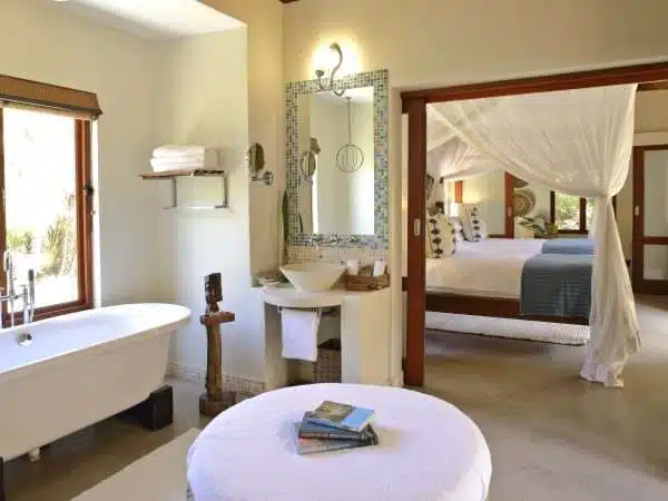 8.-AZURA-BENGUERRA-Villa-Amizade-second-bedroom-and-bathroom-600x450