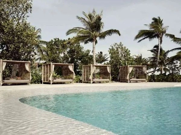 imgi_3_PATINA_MALDIVES_F_B_FARI-BEACH-CLUB_2906_03-600x450