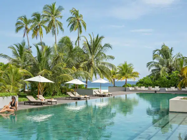 imgi_4_Park-Hyatt-Maldives-Hadahaa-P376-The-Main-Pool.16x9-600x450