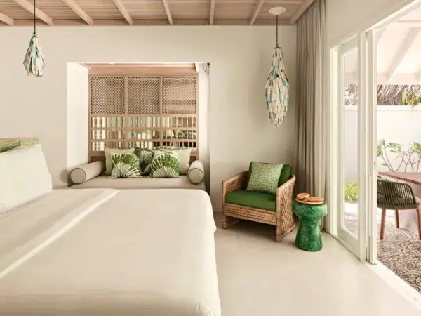 imgi_8_luxury-resort-maldives-rooms-beach-villa-bedroom-1024x683-1-600x450