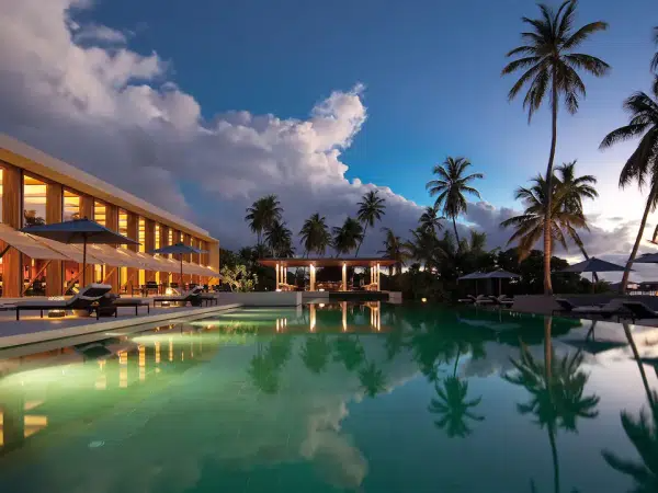 imgi_9_Park-Hyatt-Maldives-Hadahaa-P001-Poolside.16x9-600x450