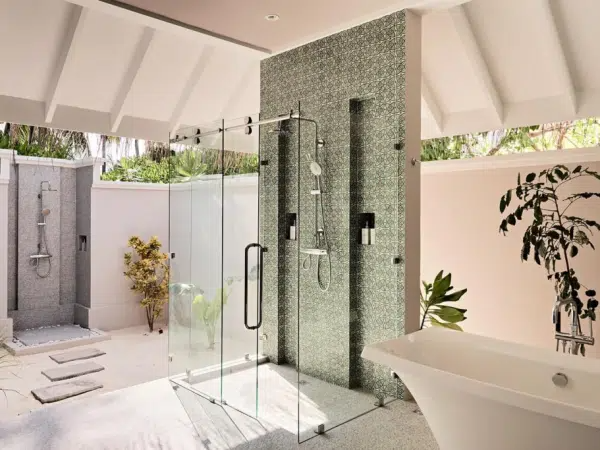 imgi_9_luxury-resort-maldives-rooms-beach-pool-villa-bathroom-shower-1024x683-1-600x450